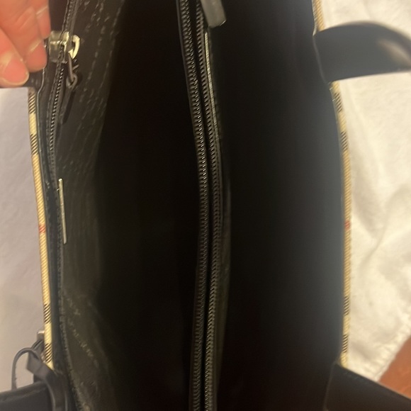 Burberry purse square open bucket-style w/ black pleather straps - Picture 6 of 9